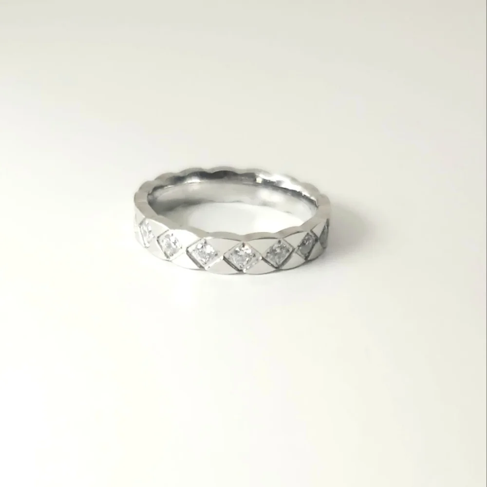Diamond Pattern Ring - Picture 2 of 3